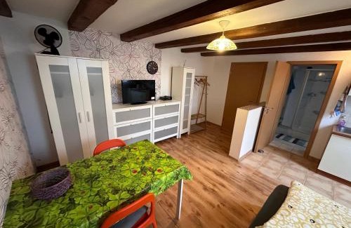 Greppin House | Ruhiges Wohlfühlzimmer auf dem Pferdehof Gut Greppin - mit Kochnische, WLAN & kostenlosem Parken