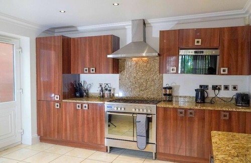 Marston Green House | Runway House with Balcony, 3 Bathroom near HS2 JLR NEC