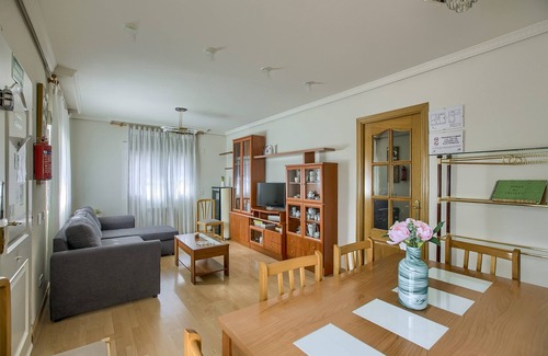 Santa Maria de la Alameda Cottage | Rural house Higueras, with swimming pool and barbecue. (Suitable for pets).