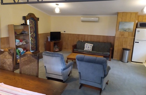Horokiwi Cottage | Rural Bach in the Capital
