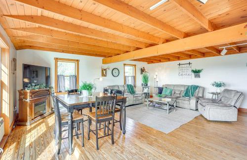 Mount Pleasant Mills House | Rural Dutch Country Retreat - Private Hot Tub