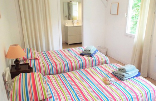 Asnieres sur Vegre Cottage | Rural gîte with Pool, WIFI, 2 Bedrooms 2 BA