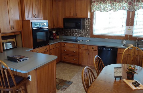 Port Clinton House | Rural Retreat yet close to the sites. Cedar point*Jet Express* African Safari