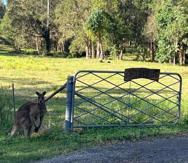 Landsborough House | Rural Self Contained 3 bedroom Cottage on acreage,