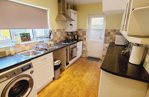 Crawley House | Rusper Retreat - Spacious Home Near Gatwick
