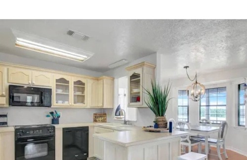 Beaumont House | Rustic 3-bedroom house right on the bayou in lovely Beaumont