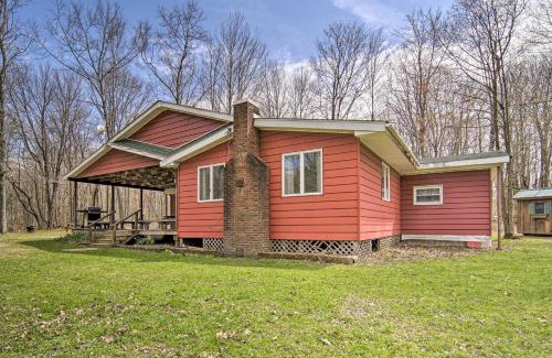 Russell House | Rustic and Modern Russell Cabin with Grill and Deck