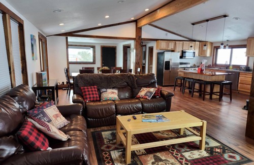 Edgar Cabin | Rustic Bliss at Montana's Secluded Hideaway