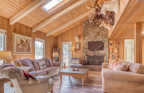 Overlook Park House | Rustic Cabin in Sunriver with Modern Amenities and SHARC Passes!