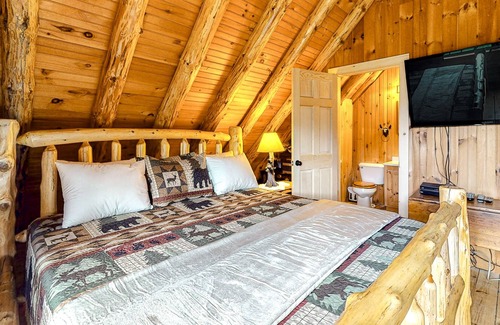 Friendship House | Rustic cabin near the coast with a grill, firepit, W/D, & scenic views - dogs ok