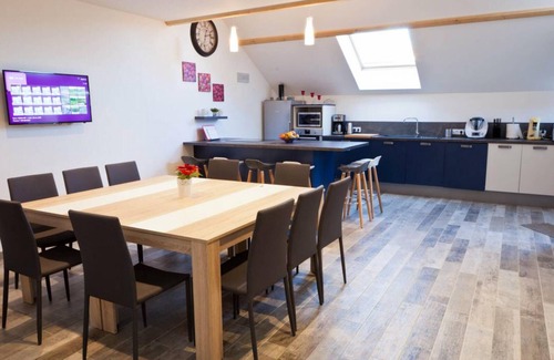 Le Cercueil Cottage | Rustic Charm & Modern Comfort: Cozy Cottage, 4 Bedrooms, Fireplace, Pet-Friendly, Outdoor Fun