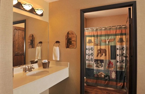 Onalaska Hotel | Rustic Charm: Spacious Rooms & Suites with Scenic Views in Onalaska