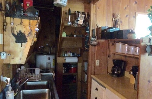 Groom Creek Cabin | RUSTIC & CHARMING CABIN ON GROOM CREEK. NO EXTRA CLEANING FEES !