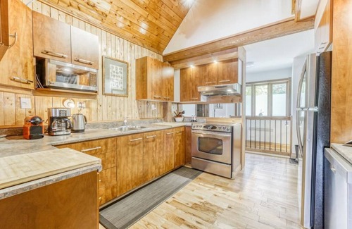 Nominingue House | Rustic Cottage by the Lake, Kayak