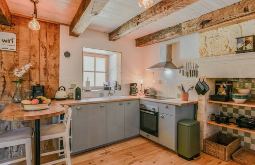 Montcabrier House | Rustic country house with courtyard and spa bath