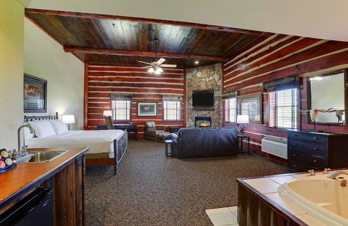 Columbia Hotel | Rustic & Cozy Columbia Getaway: Heated Pool w/Outdoor Patio! Parking