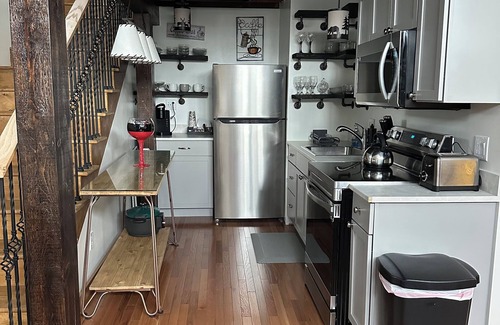 Oneida Apartment | Rustic cozy large 1-bedroom, Queen Size Bed