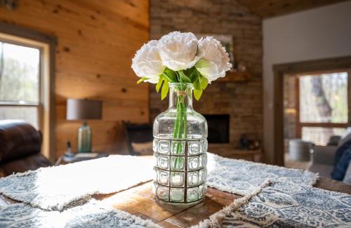 Blue Ridge House | Rustic Elegance - Cabin Near Toccoa River