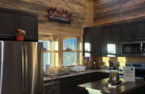 Ellijay Cabin | Rustic Ellijay Cabin Private Hot Tub Scenic Mountain View’s-close to Blue Ridge
