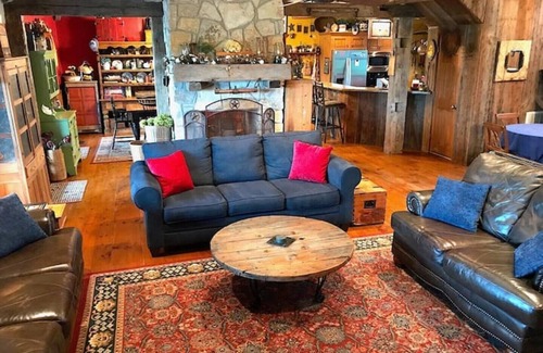 Elmo House | Rustic-Farmhouse Estate (6 Acres, Pool & Private Pond)