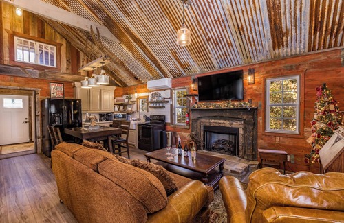 Coleman Cabin | Rustic Grace Cabin near Tishomingo, Oklahoma