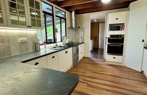 Leschenault Ski Chalet | Rustic House & Cosy Cottage