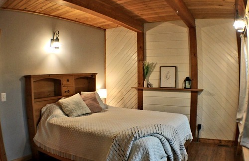 Points Cabin | Rustic Lakeside Retreat: Private 3 Bedroom Cabin