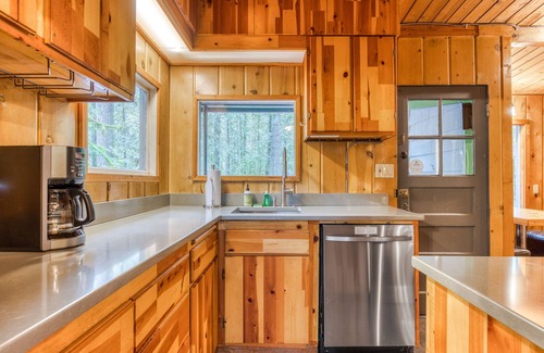 Zigzag House | Rustic lodge with private hot tub, fireplace & riverfront views - dog-friendly