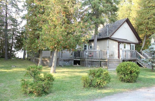 Pleasant Point House | Rustic Pines Waterfront Cottage *CLEAR WATER*