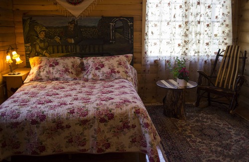 Lockwood Bed & Breakfast | Rustic Polish Jacuzzi Room in log home 11 miles from Ithaca