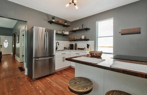 Wichita House | Rustic Retreat - Cute and Cozy! King! Centrally located