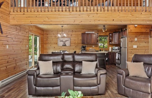 Mount Pocahontas House | Rustic Retreat - Fire-pit, Hot-Tub and more!