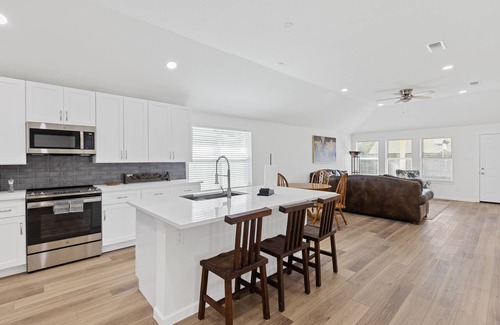 Forney Apartment | Rustic Retreat - Luxury Updates- Pool Table
