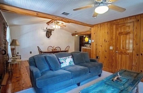 San Marcos Cabin | Rustic Retreat: Tub, Firepit, Porch Swings & Pool
