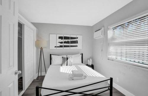 Poinciana Park Apartment | Rustic Retreats Cozy 1BR For 4 Guests Minutes From Las Olas