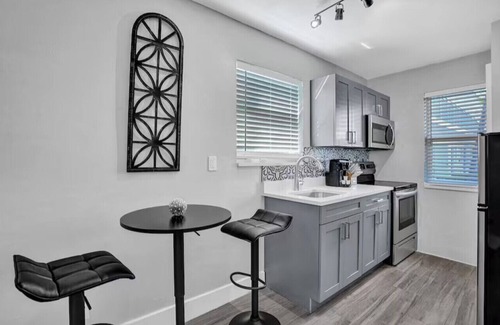 Poinciana Park Apartment | Rustic Retreats: Beachy 1BR in the heart of Fort Lauderdale