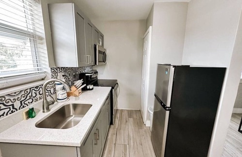 Poinciana Park Apartment | Rustic Retreats: 1BR for 4 guests minutes from Las Olas