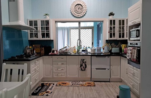Mount Crosby House | Rustic Sunflower 2 : A Large Queensland Style homestay. Family&Pet Friendly!n