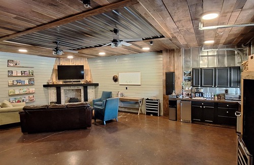 Denver House | Rustic Valley/TN River-Kentucky Lake Retreat. Main house and Cottage !