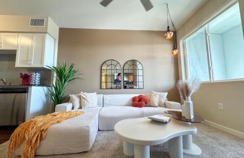 Mid-Wilshire Apartment | Rustic Vibe in LA Free Parking 10 Min to Cedars