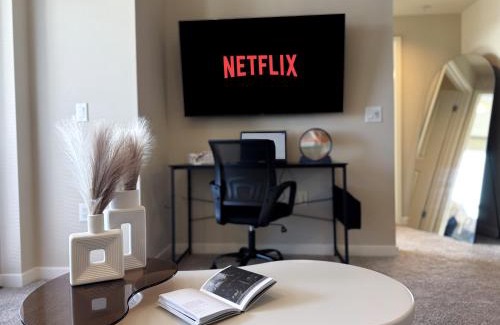 Mid-Wilshire Apartment | Rustic Vibe in LA Free Parking 10 Min to Cedars