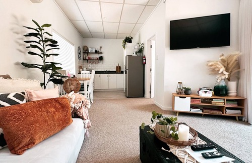 Tamahere Ski Chalet | #rustlingoaks nz Boho Pool House - king bed, 10 mins to Hamilton Airport