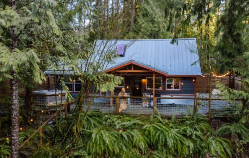 Verlot House | Rusty Bridge River Lodge - Hot tub - Fireplace - Firepit