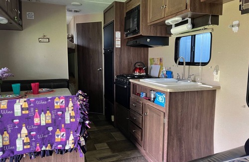 Junction City House | RV Glamping in horse and wine country and pet friendly!