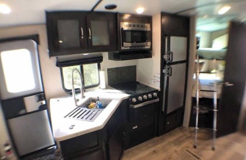 Fire Mountain House | RV with a view, private/1 mile to beautiful beach