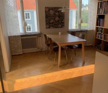 Herrang Apartment | Rymlig ljus lägenhet i lugnt område nära centrum