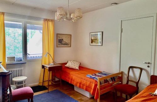 Hastveda House | Rymligt boende i en fantastisk villa! Bo helt PRIVAT som enda gäster och boende! Nära NATUREN, lokala bekvämligheter och lätt att resa till med bil, buss eller tåg! Varifrån ni kan utforska södra Sveriges skatter, eller bara koppla av!