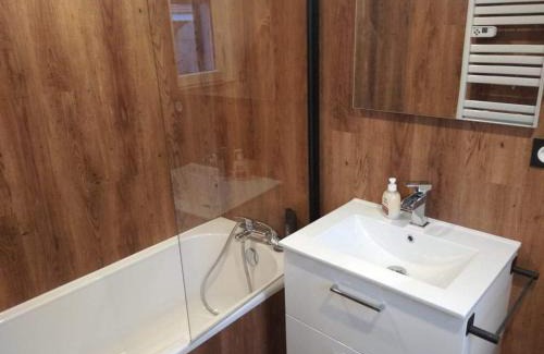 Balbigny House | Séjour au Jardin de Cupidon avec jacuzzi et sauna