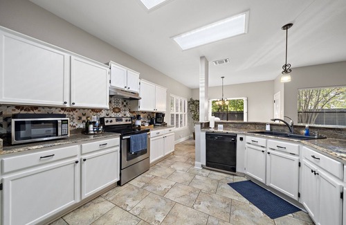 North San Antonio - SAT House | SA Golf Home Nr Six Flags | Wi-Fi | BBQ | Games