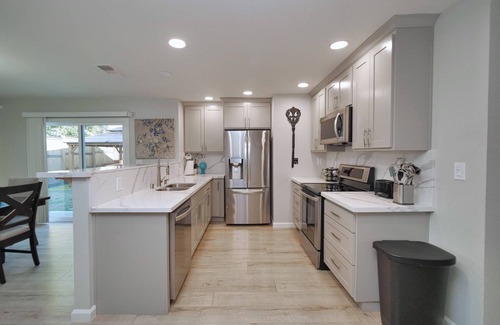Sacramento House | Sacramento 4 Bedroom Family Home with Pool + Fire Pit